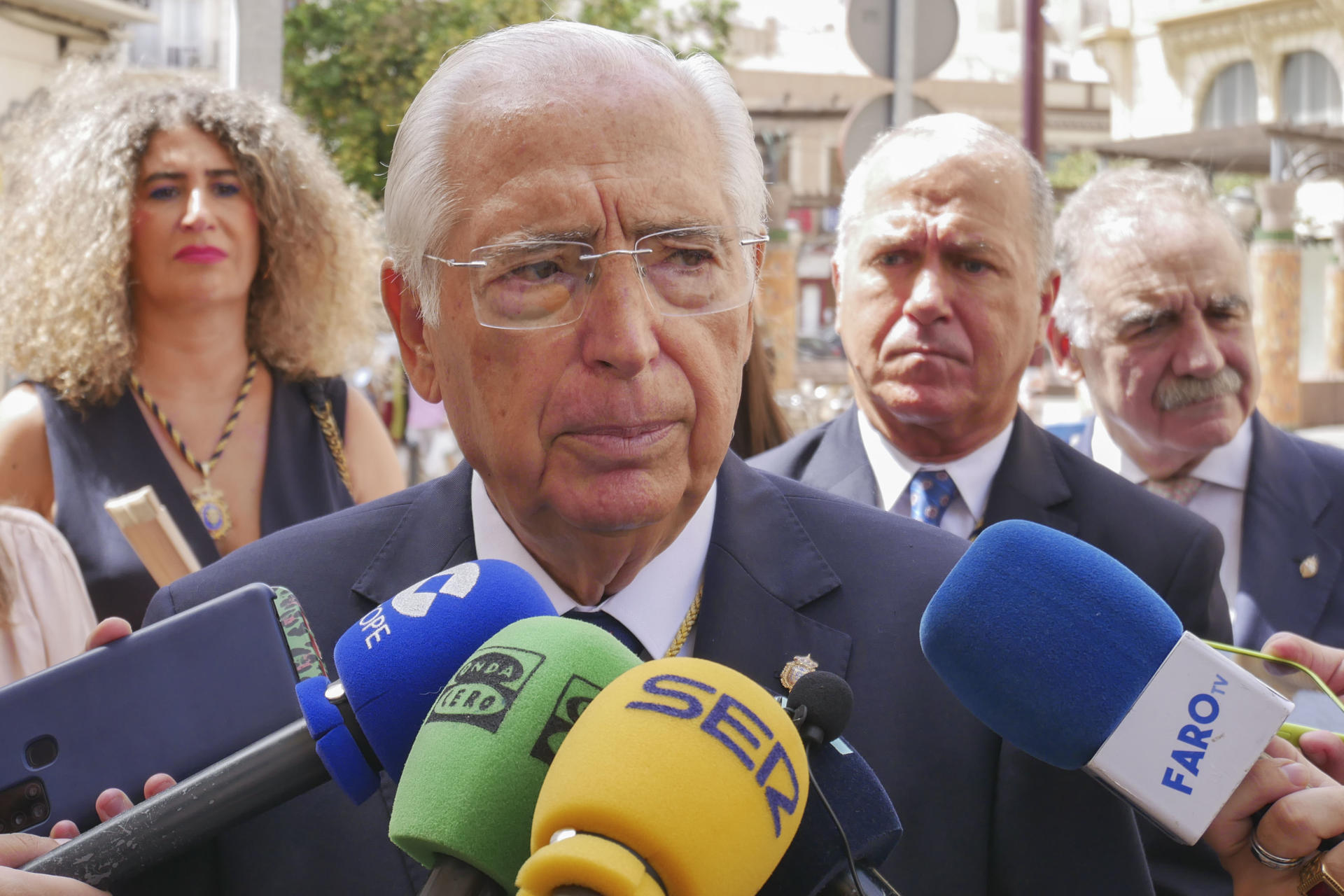 El presidente de Melilla, Juan José Imbroda, en declaraciones a los medios este lunes en Melilla, donde ha condenado el asesinato de Yaakov Pinto, un melillense de 25 años que vivía en Israel, en un ataque a tiros este lunes en una parada de autobús de Jerusalén en el que han muerto seis personas, y ha pedido que cesen ya el odio y la barbarie. EFE/ Paqui Sánchez