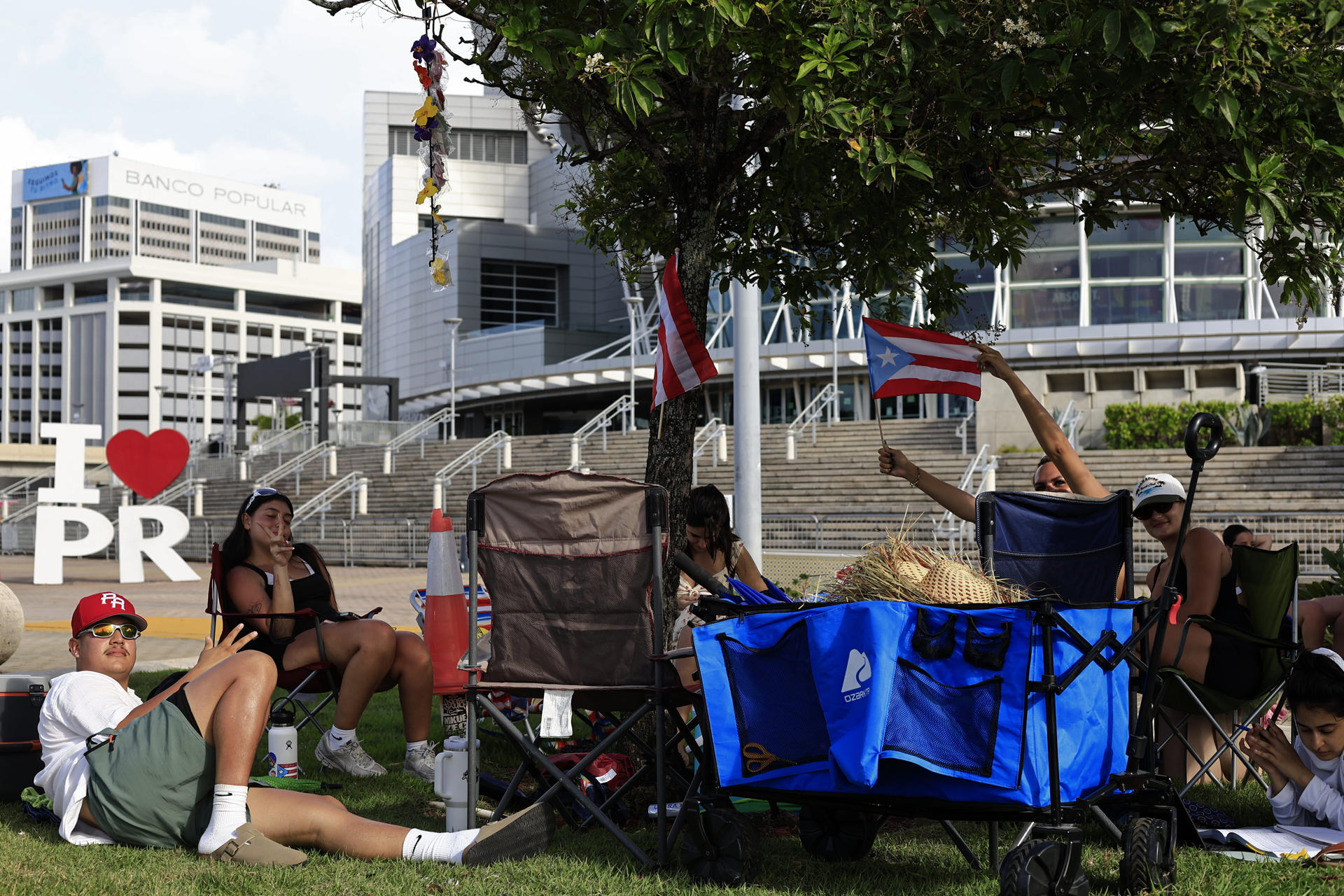 Fotografía del 26 de agosto de 2025 de personas esperando frente al Coliseo José Miguel Agrelot para comprar las entradas del concierto de Bad Bunny, en San Juan (Puerto Rico). EFE/Thais Llorca
