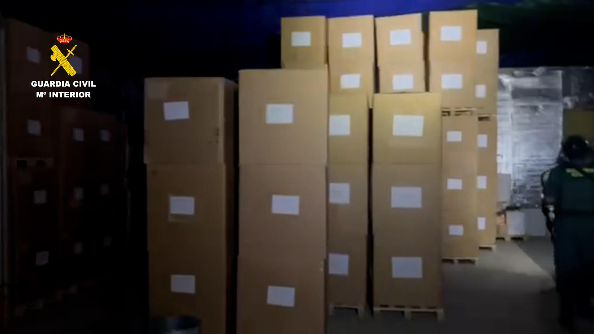 La Guardia Civil ha desarticulado una organización criminal dedicada a la instalación de fábricas ilegales de tabaco, en una operación en la que se han intervenido más de 10 millones de euros en mercancía, en naves ubicadas en las localidades sevillanas de La Rinconada y El Coronil. EFE/Guardia Civil / SOLO USO EDITORIAL/SOLO DISPONIBLE PARA ILUSTRAR LA NOTICIA QUE ACOMPAÑA (CRÉDITO OBLIGATORIO)
