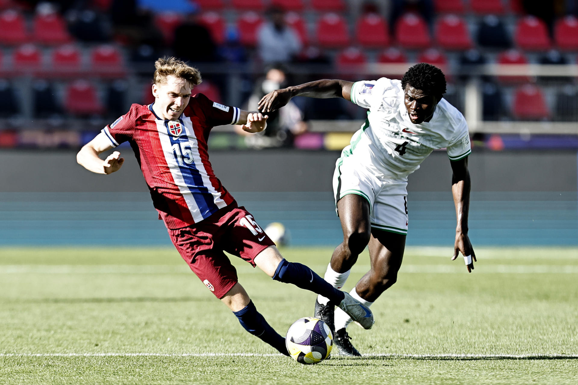 Ola Visted (i) de Noruega disputa el balón con Daniel Daga de Nigeria en un partido de la Copa Mundial Sub20. EFE/ Osvaldo Villaroel
