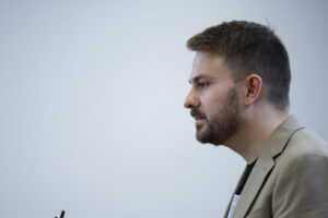 El diputado de Compromis, Alberto Ibáñez durante una rueda de prensa tras la reunión de la Mesa del Congreso y la Junta de Portavoces este martes en el Congreso. EFE/ Javier Lizón