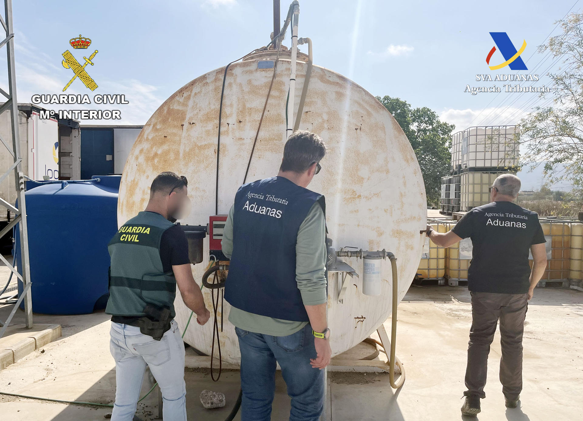 La Guardia Civil y el Servicio de Vigilancia Aduanera de la Agencia Tributaria han desarticulado una organización criminal que introducía carburante adulterado en gasolineras low cost de Murcia, Levante y Almería, con la finalidad de eludir los controles y evadir el pago de impuestos. Según fuentes de este cuerpo, en el marco de esta operación, denominada Tenk, han sido detenidas 18 personas e investigadas otras 14, a las vez que se ha vinculado a 40 empresas con el entramado criminal.-EFE/ Guardia Civil / Agencia Tributaria ***SOLO USO EDITORIAL/SOLO DISPONIBLE PARA ILUSTRAR LA NOTICIA QUE ACOMPAÑA (CRÉDITO OBLIGATORIO)***