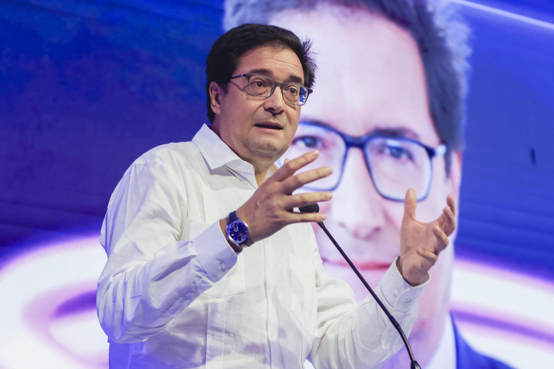 El ministro español para la Transformación Digital y de la Función Pública, Óscar López, habla durante la instalación del Congreso Internacional Andicom este miércoles, en Cartagena (Colombia). EFE/Ricardo Maldonado Rozo
