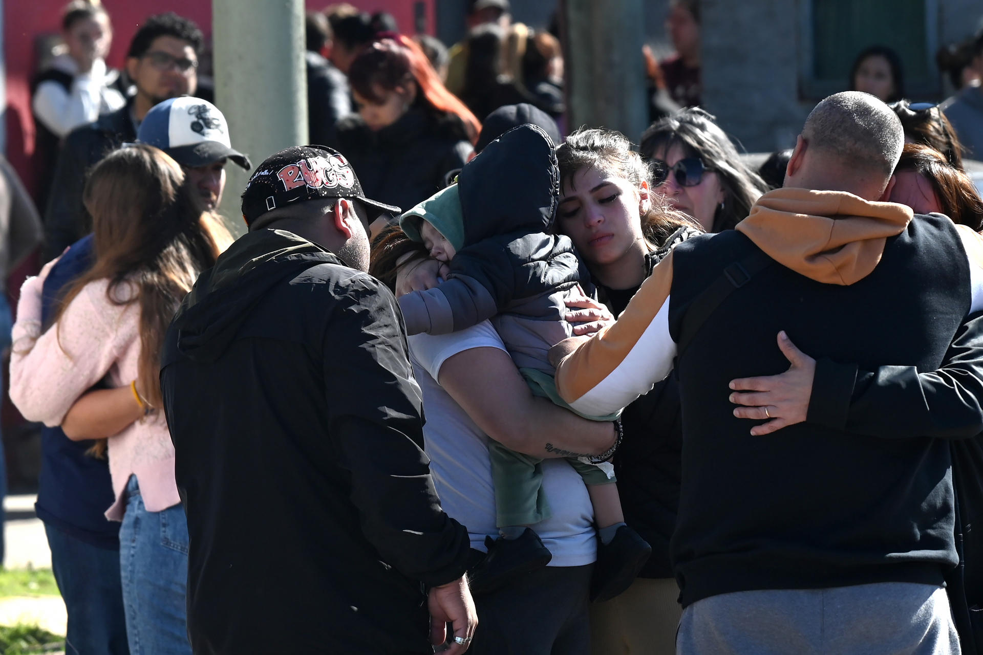 Familiares de las jóvenes asesinadas Brenda del Castillo y Morena Verdi se abrazan afuera del velatorio en el barrio San Justo este jueves, en Buenos Aires (Argentina). EFE/ STR