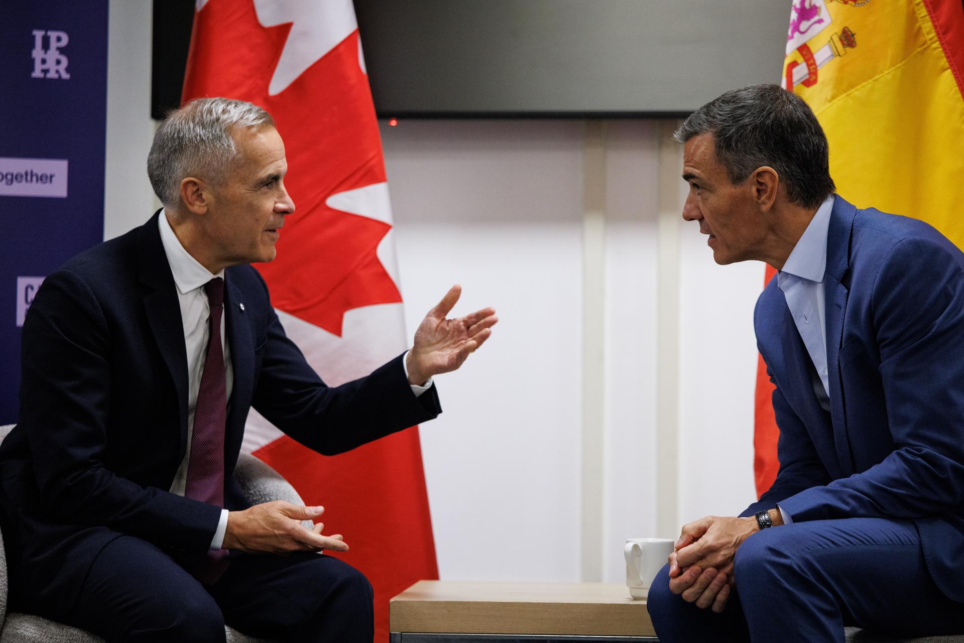 El primer ministro canadiense, Mark Carney (izquierda) y el presidente del Gobierno español, Pedro Sánchez, se reúnen durante la Cumbre de Acción para el Progreso Global organizada en Londres. EFE/EPA/Tolga Akmen