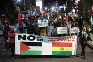 Personas se manifiestan a favor de Palestina este viernes, en La Paz (Bolivia). EFE/ Luis Gandarillas
