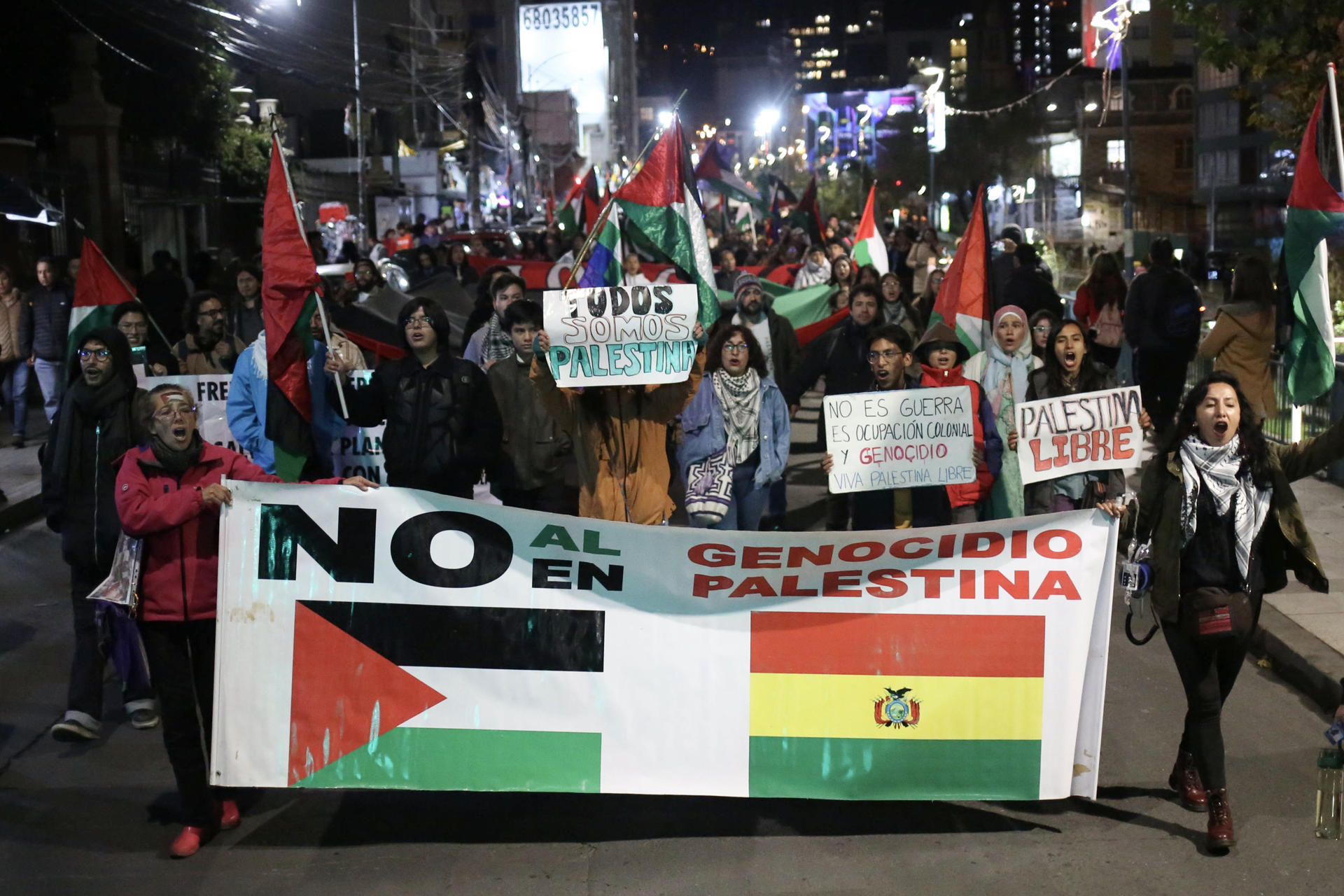 Personas se manifiestan a favor de Palestina este viernes, en La Paz (Bolivia). EFE/ Luis Gandarillas
