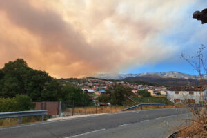 MADRIGAL DE LA VERA (CÁCERES), 21/09/2025.- Vista del incendio localizado este domingo, en la zona alta de montaña de la Vera desde la localidad cacereña de Madrigal de La Vera. EFE/ Isaac Esteban