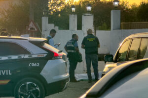 Dos personas han muerto y otra ha resultado herida la tarde de este sábado en un tiroteo registrado en un bar de la urbanización Los Nietos del municipio de Carmona (Sevilla). EFE/David Arjona