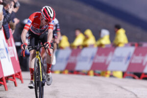 El líder de la general, el ciclista danés Jonas Vingegaard, del equipo Team Visma-Lease a Bike, durante la etapa 17 de la Vuelta Ciclista a España disputada este miércoles entre O Barco de Valdeorras (Ourense) y Alto de El Morredero (EL Bierzo-León), de 143,2km de recorrido. EFE/ Javier Lizón