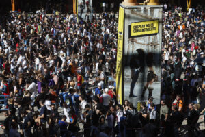 Miles de personas esperan largas colas para acceder a la Comic-Con, este domingo, en Málaga. La leyenda del cine de acción de Arnold Schwarzenegger se presenta como "gran invitado de honor" en la cuarta y última jornada de esta primera San Diego Comic-Con celebrada en Málaga, que además acogerá un homenaje a Juan Antonio Bayona y la presencia del presidente de DC, Jim Lee. EFE/ Jorge Zapata