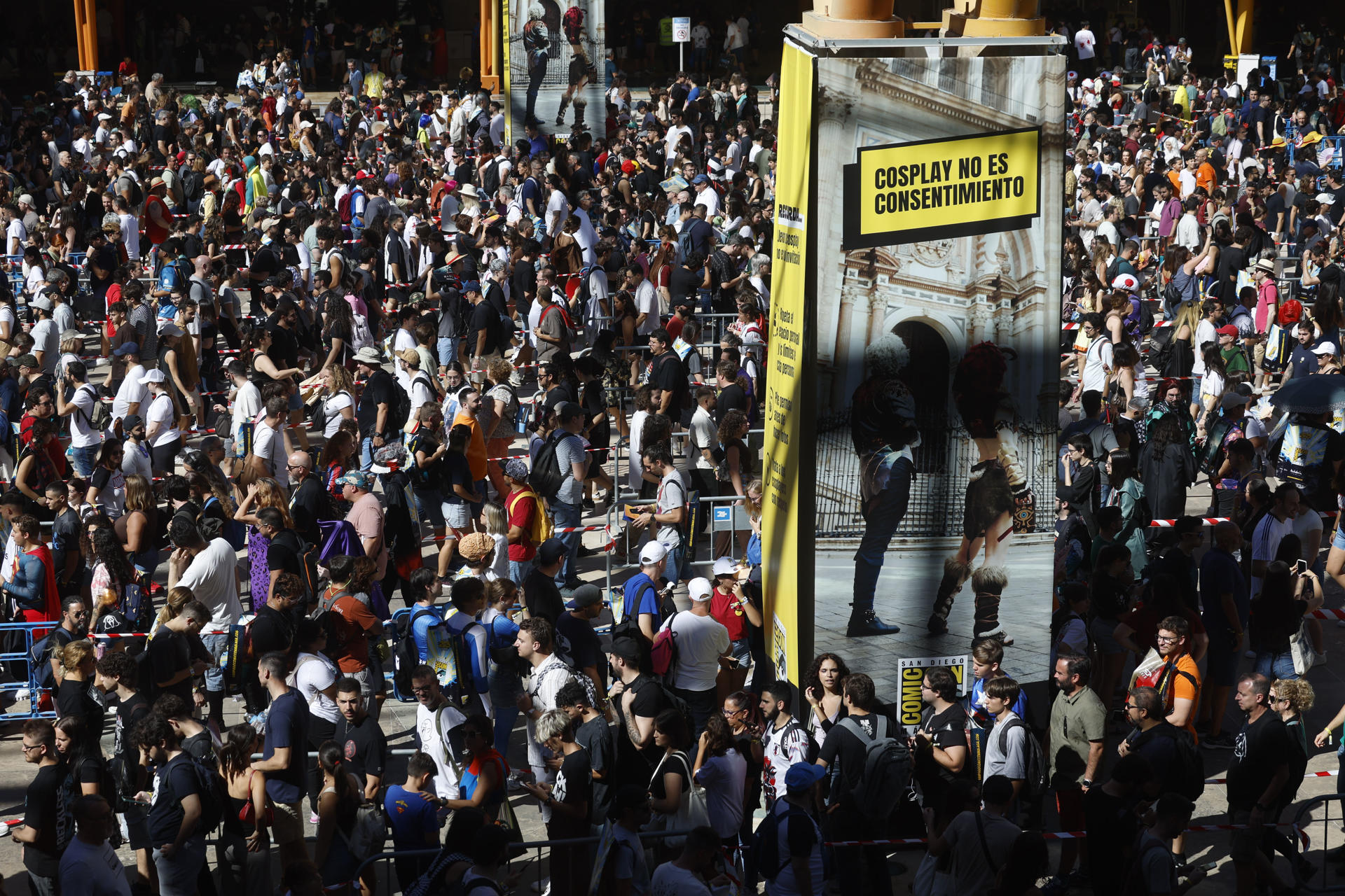 Miles de personas esperan largas colas para acceder a la Comic-Con, este domingo, en Málaga. La leyenda del cine de acción de Arnold Schwarzenegger se presenta como "gran invitado de honor" en la cuarta y última jornada de esta primera San Diego Comic-Con celebrada en Málaga, que además acogerá un homenaje a Juan Antonio Bayona y la presencia del presidente de DC, Jim Lee. EFE/ Jorge Zapata