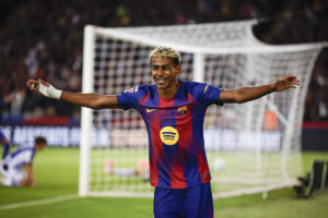 Lamine Yamal, celebra el segundo gol del Barcelona contra la Real Sociedad, en el que dio la asistencia al polaco Robert Lewandowski. EFE/Alberto Estévez.