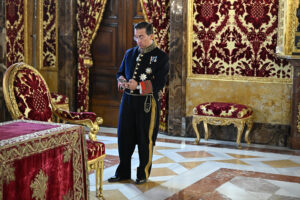 El ministro de Exteriores español, José Manuel Albares consulta su móvil durante el acto de entrega de las cartas credenciales de los nuevos embajadores al rey Felipe VI durante un acto celebrado en el Palacio Real, este viernes, en Madrid. EFE/ Fernando Villar