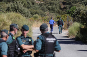 Un funcionario municipal se dirige a acceder a la vivienda donde ocurrieron los hechos. La Guardia Civil ha liberado esta madrugada a la mujer que se encontraba retenida desde primeras horas de la tarde del miércoles en Prado Negro, una pedanía de Huétor Santillán (Granada), por el presunto asesino de su marido, que ha sido detenido. EFE/ Pepe Torres