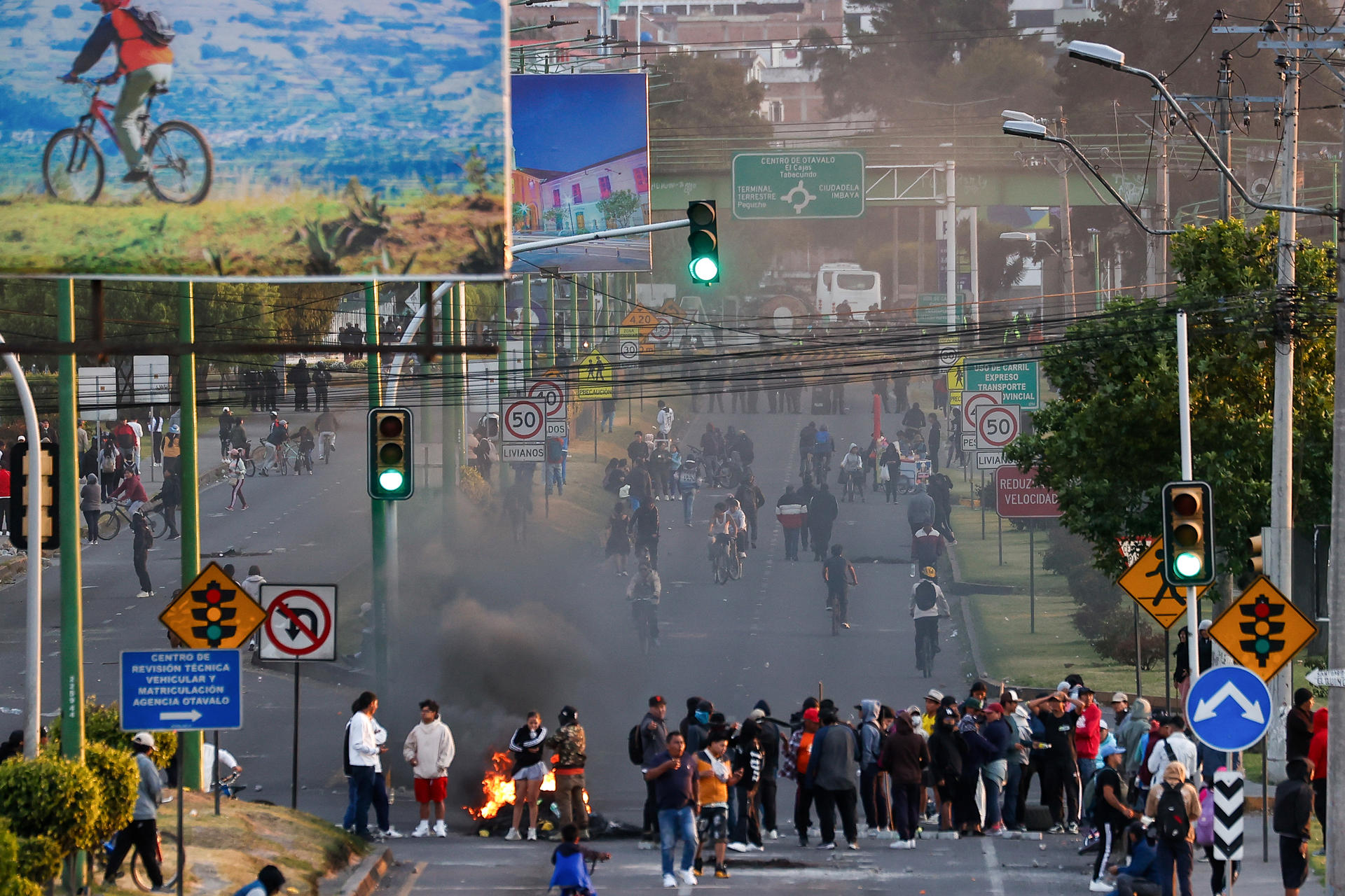 Fotografía del 24 de septiembre de 2025 de personas bloqueando una vía durante una manifestación, en Otavalo (Ecuador). EFE/ José Jácome