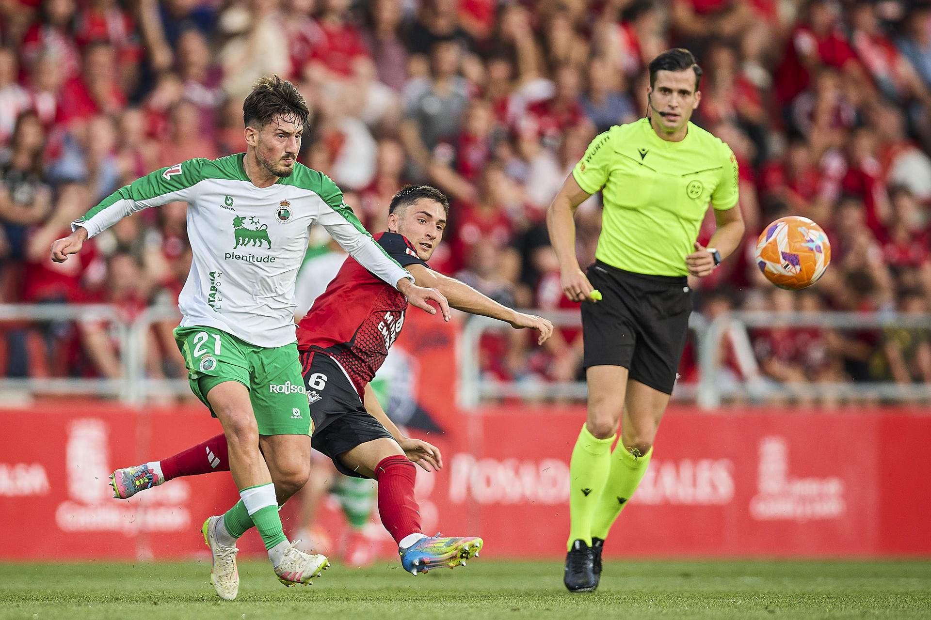 Fotografía de David Pérez-Cejuela, en la que puede verse en una imagen de archivo del 12 de junio de 2025 al futbolista Unai Vencedor (i), entonces jugador del Racing de Santander. EFE