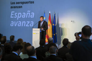El ministro de Transportes Óscar Puente, durante la presentación de las inversiones previstas en los aeropuertos durante el quinquenio 2027-2031, que se espera que dupliquen las de los últimos años. EFE/Morell