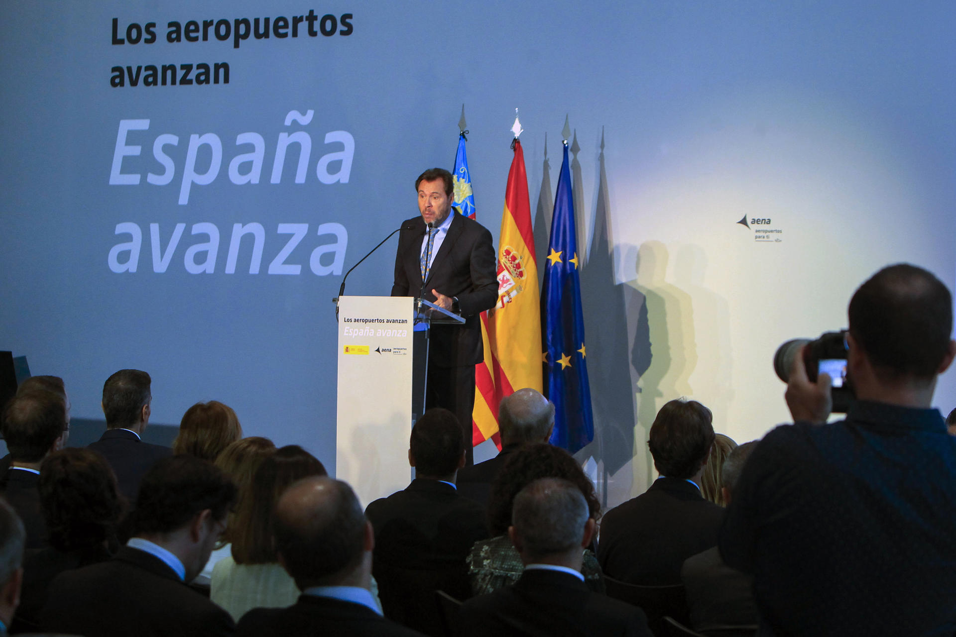 El ministro de Transportes Óscar Puente, durante la presentación de las inversiones previstas en los aeropuertos durante el quinquenio 2027-2031, que se espera que dupliquen las de los últimos años. EFE/Morell