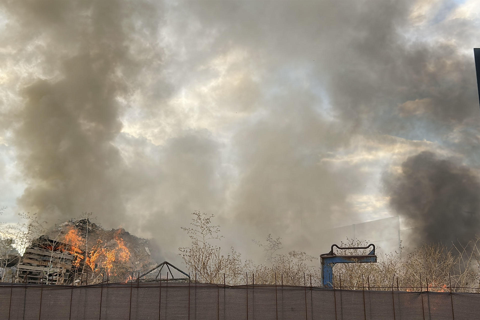 Un incendio afecta desde poco antes de las 19:00 horas de este lunes a un almacén de materiales de construcción en Palomares del Río (Sevilla), sin que haya personas afectadas, según ha informado el servicio Emergencias 112 Andalucía. EFE/Fermín Cabanillas