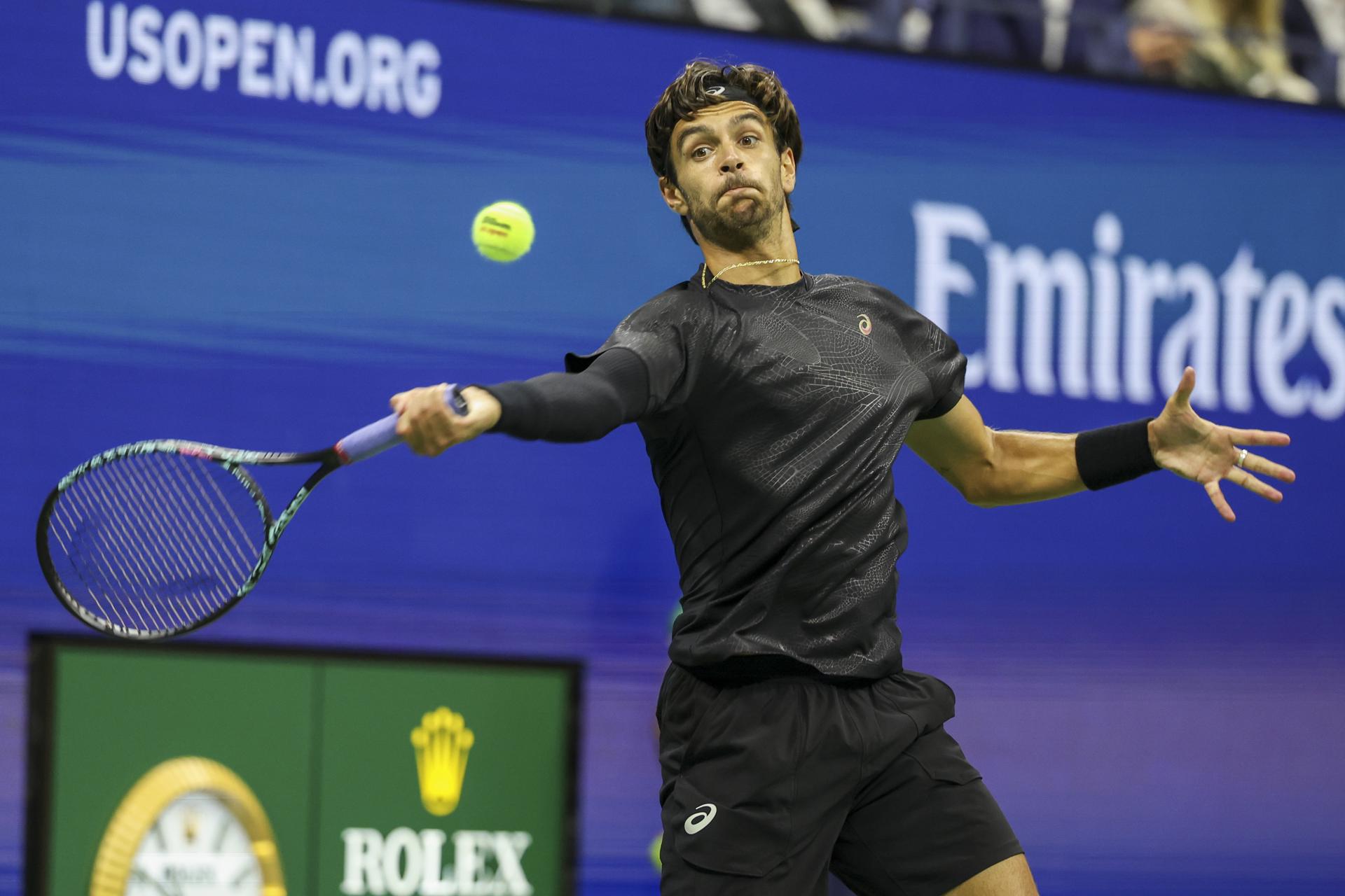El italiano Lorenzo Musetti cayó ante su compatriota Jannik Sinner en los cuartos de final del US Open. EFE/EPA/SARAH YENESEL
