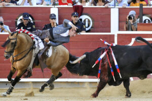 -El rejoneador Diego Ventura con uno de los de su lote, este domingo durante el Sexto Festejo de la Feria de Albacete.- EFE/Manu.