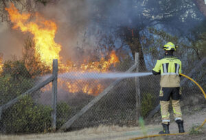 Imagen de archivo de un bombero trabajando en las tareas de extinción de un incendio en Huelva. EFE/Julián Pérez