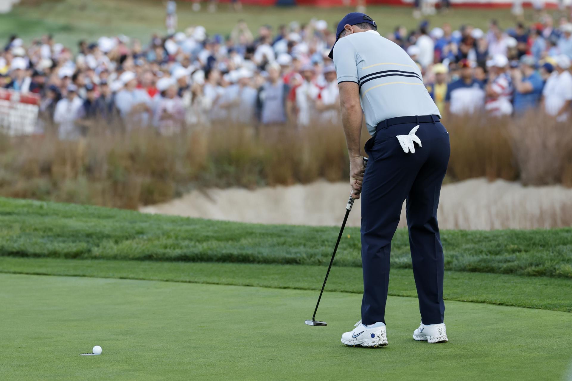 Rory McIlroy, de Europa, emboca un putt de birdie en el primer green durante las partidas de 'foursomes' de este viernes en la Copa Ryder de golf 2025, en el campo Bethpage Black en Farmingdale, Nueva York, EE.UU. EFE/EPA/ERIK S. LESSER
