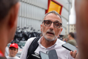 El director técnico de La Vuelta, Kiko García, atiende a los medios tras la disputa de la etapa, este miércoles en Bilbao. La iniciativa Gernika Palestina ha invadido un tramo de la Gran Vía de Bilbao en protesta por la participación en la Vuelta ciclista a España del equipo Israel Premier Tech y en apoyo a Palestina, por lo que ha tenido que intervenir la Ertzaintza, cambiar la línea de meta. EFE/Javier Lizón