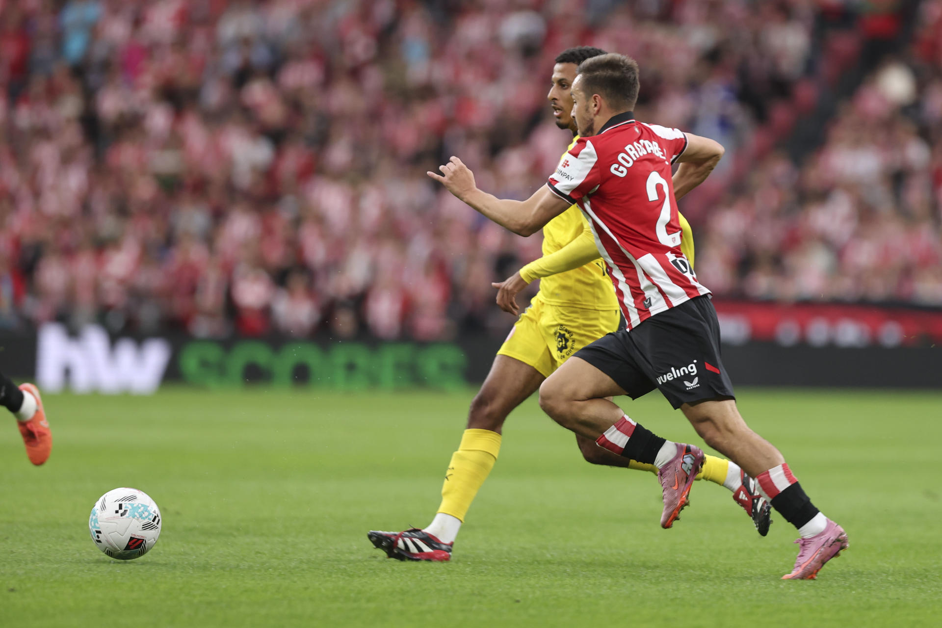 El centrocampista marroquí del Girona Azzedine Ounahi (d), en la jugada del primer gol del encuentro durante el partido de la jornada 6 de LaLiga EA Sports entre el Athletic Club y el Girona, este martes en el estadio de San Mamés en Bilbao.- EFE/Luis Tejido
