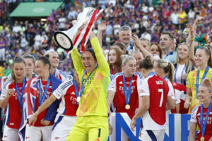 Fotografía de Toni Albir, en la que puede verse en una imagen de archivo del 24 de mayo de 2025 a las jugadoras del Arsenal levantando el título tras la final de la Liga de Campeones Femenina UEFA, en la que derrotaron al Barcelona. EFE