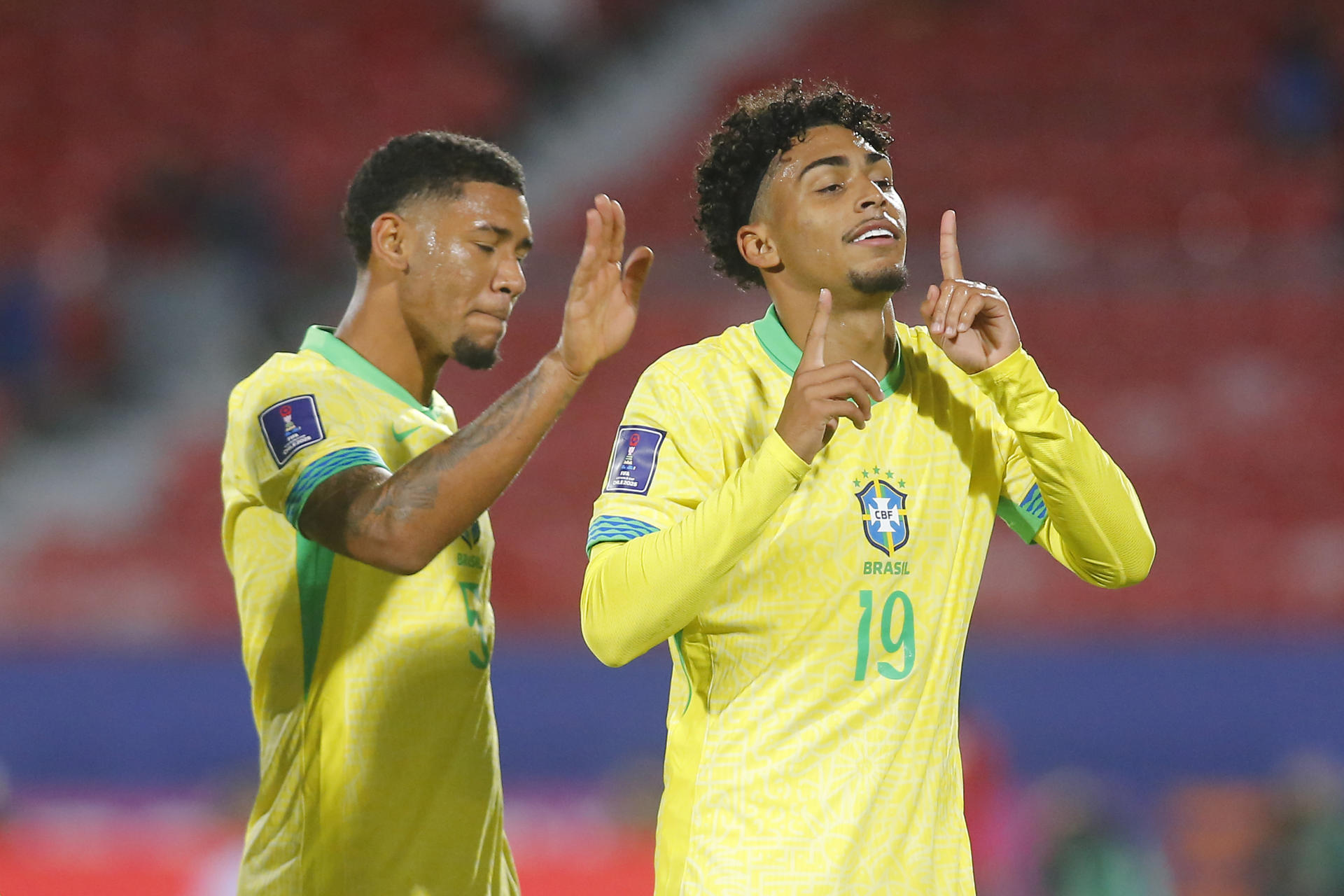 Luighi Hanri (d), de Brasil, celebra un gol en un partido del grupo C de la Copa Mundial Sub-20 entre Brasil y México en el estadio Nacional en Santiago (Chile). EFE/ Esteban Garay
