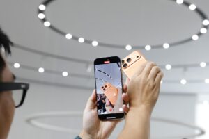 Personas interactúan con el nuevo Apple iPhone 17 Pro en un evento de lanzamiento de productos de Apple en el campus de Apple Park en Cupertino, California, EE. UU., el 9 de septiembre de 2025. EFE/EPA/JOHN G. MABANGLO
