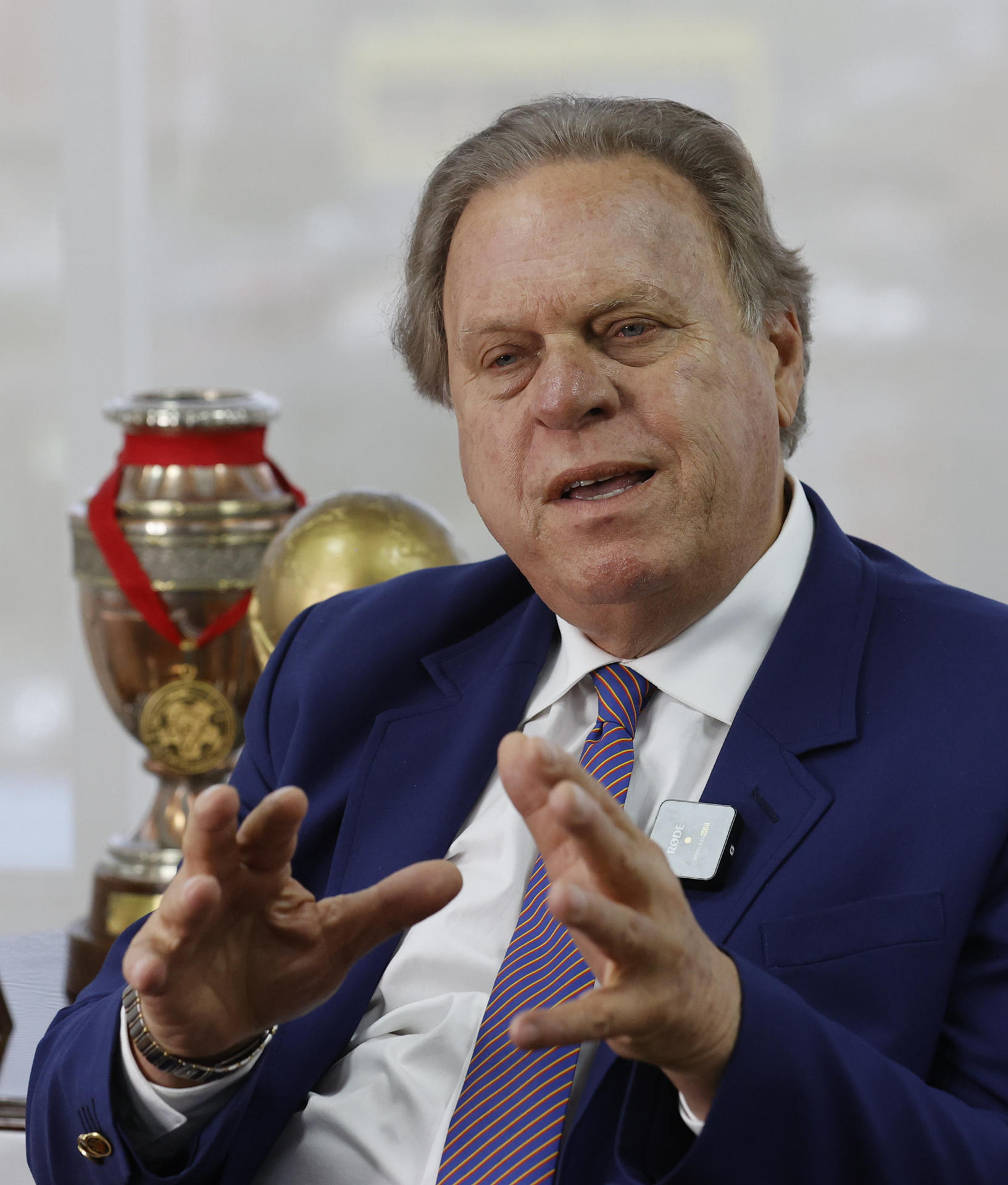 El presidente de la Federación Colombiana de Fútbol (FCF), Ramón Jesurún, habla durante una entrevista con EFE este jueves en Bogotá. EFE/ Mauricio Dueñas Castañeda
