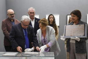 El consejero de Cultura, Turismo y Deporte, Gonzalo Santonja, esta tarde durante la entrega al Ayuntamiento de Segovia de la 'Carta misiva del rey Juan II', restaurada por el Centro de Conservación y Restauración de Bienes Culturales de Castilla y León. EFE/PABLO MARTIN