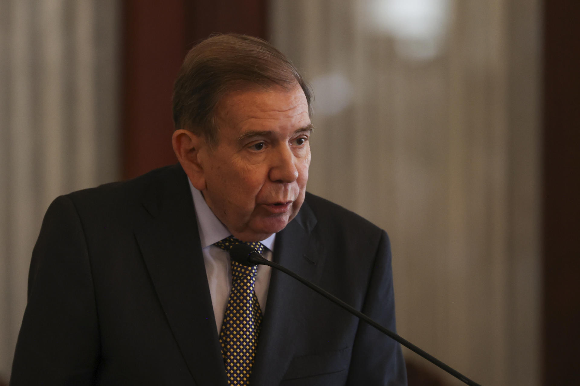Fotografía de archivo del líder opositor venezolano Edmundo González Urrutia, durante una conferencia, en Santo Domingo (República Dominicana). EFE/Orlando Barría