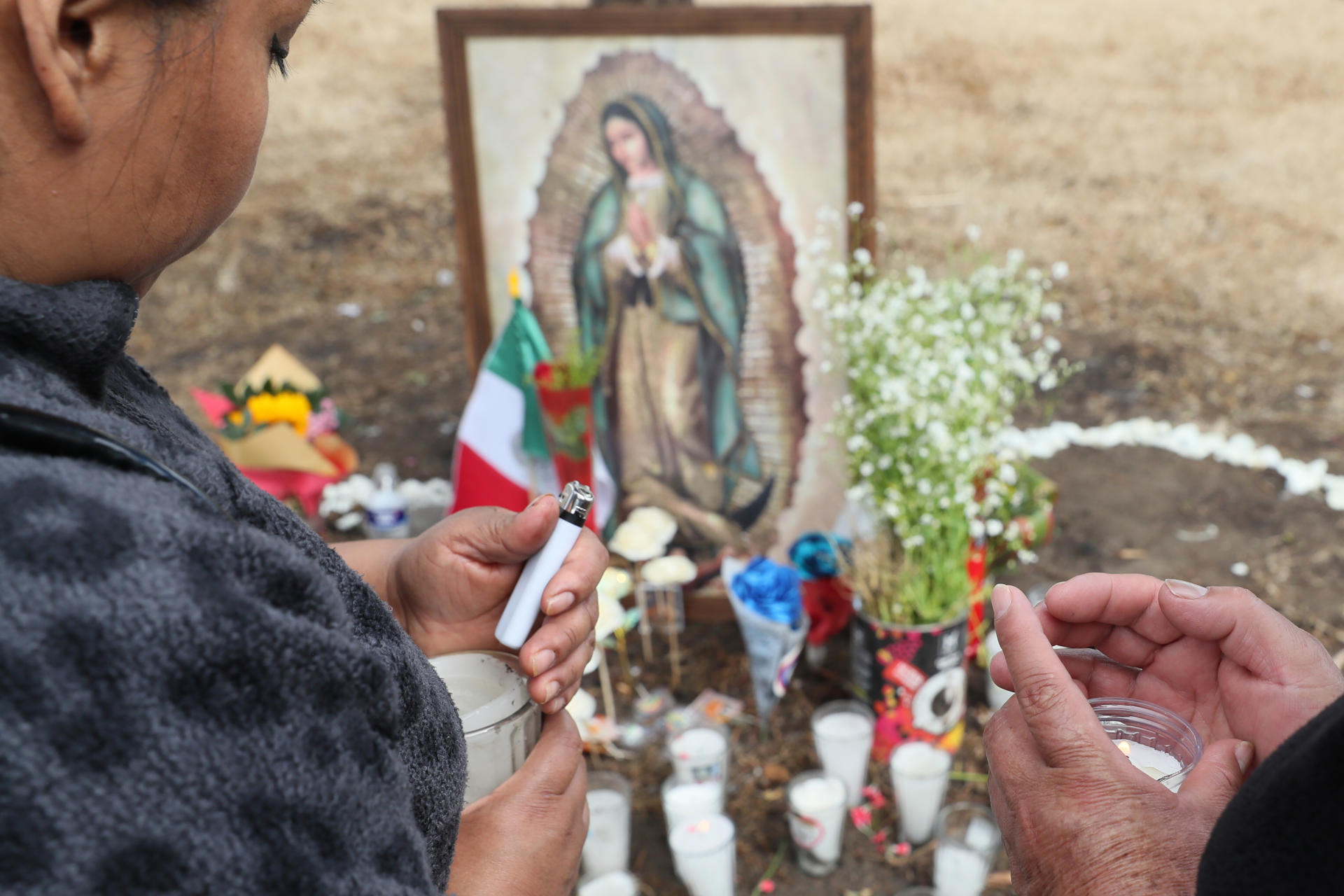 Personas encienden velas en un altar en la zona donde ocurrió la explosión de un camión de gas, en Ciudad de México (México). EFE/ Mario Guzmán