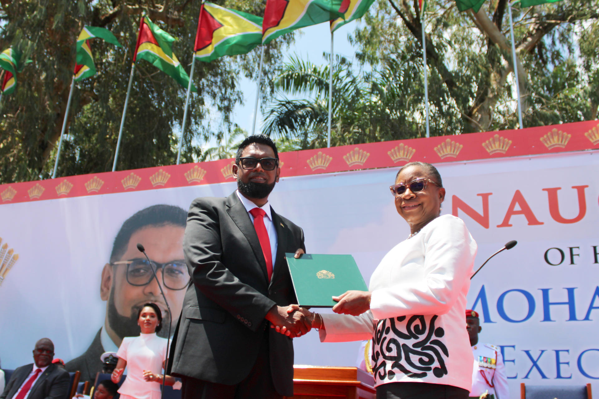 El reelegido presidente de Guyana, Irfaan Ali (i), al posar este domingo, 7 de septiembre, durante la toma de posesión para un segundo mandato, en Georgetown (Guyana). EFE/Nazima Raghubir