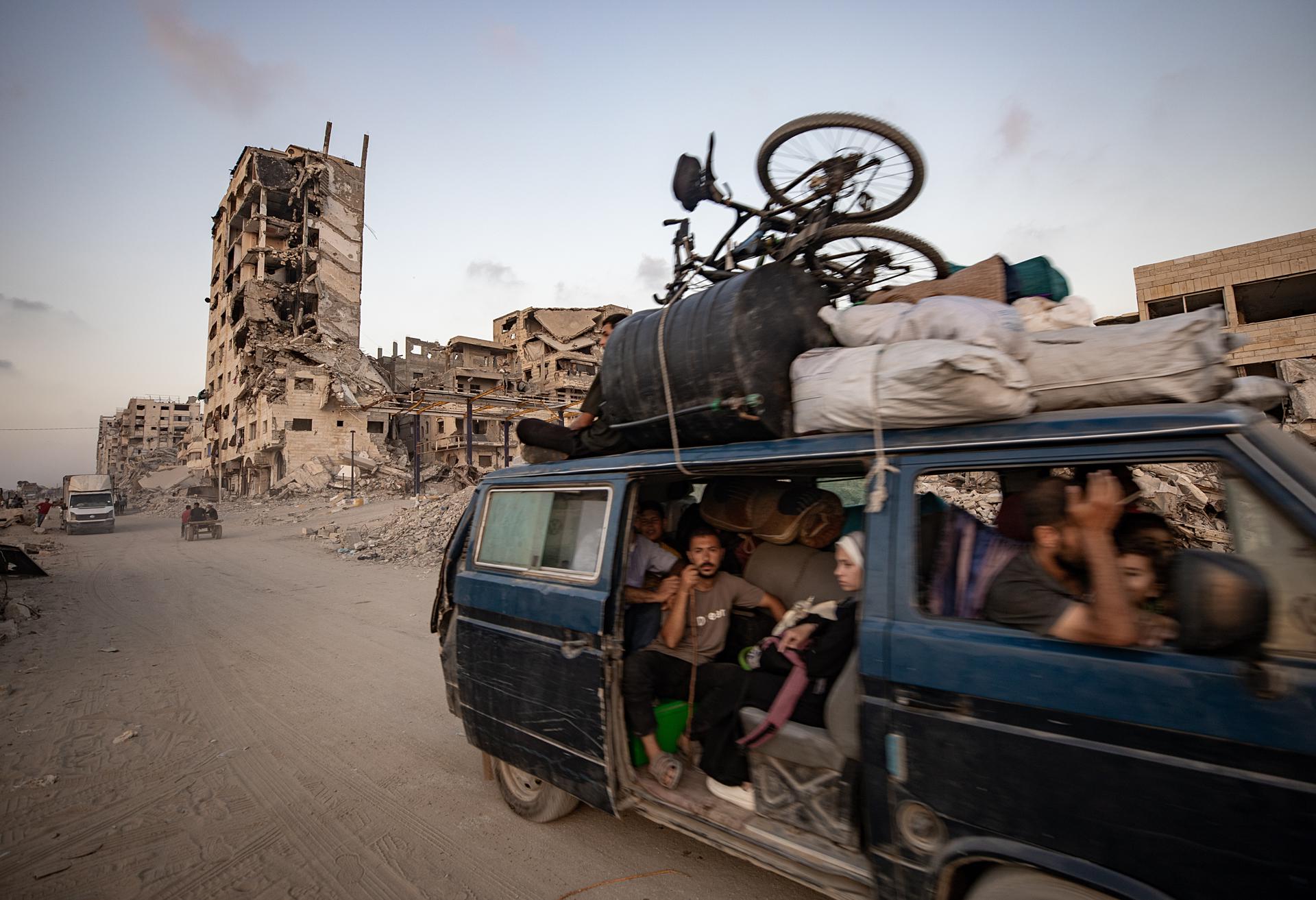 Gazatíes escapan de la ciudad este 22 de septiembre. EFE/EPA/HAITHAM IMAD