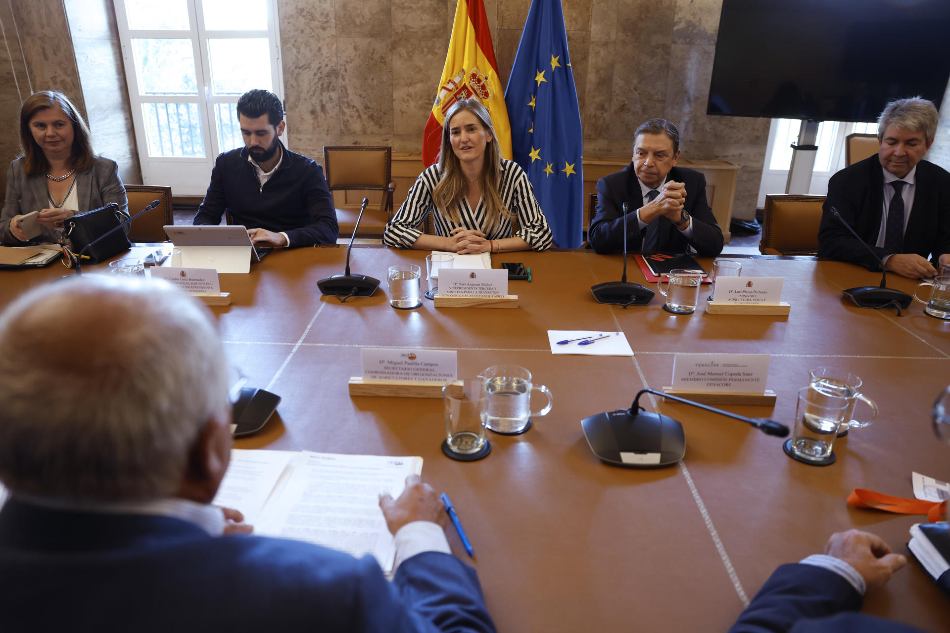 La vicepresidenta tercera y ministra para la Transición Ecológica y Reto Demográfico, Sara Aagesen mantiene un encuentro con representantes del sector agrario y pesquero, junto al ministro de Agricultura, Pesca y Alimentación, Luis Planas en el marco del Pacto de Estado frente a la Emergencia Climática, en la sede del Ministerio este lunes. EFE/ Javier Lizón
