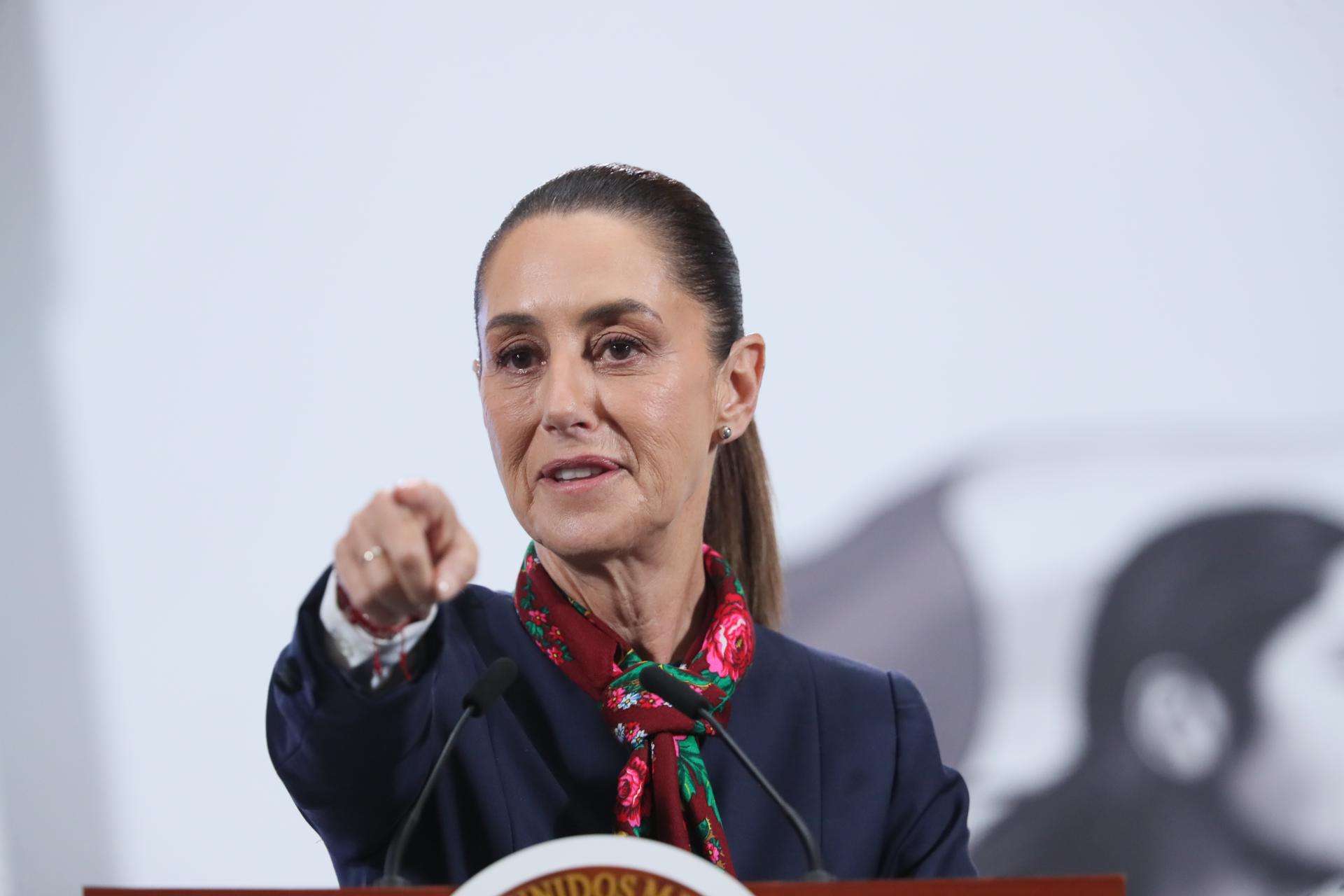 La presidenta de México, Claudia Sheinbaum, habla durante una rueda de prensa este martes, en el Palacio Nacional de Ciudad de México (México). EFE/Mario Guzmán