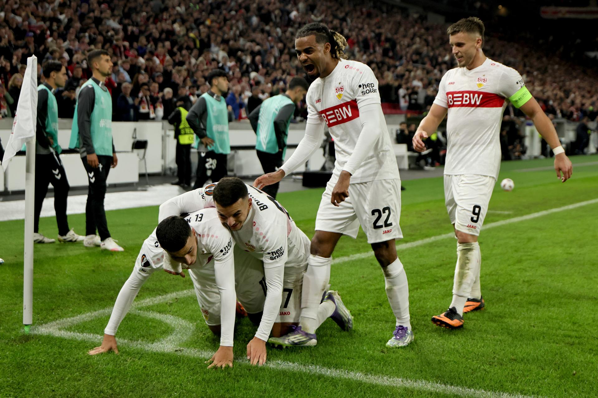 El jugador del Stuttgart Bilal El Khannouss celebra con sus compañeros el 2-0durante el partido de la UEFA Europa League entre VfB Stuttgart y Celta Vigo, en Stuttgart, Alemania. EFE/EPA/RONALD WITTEK