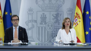 La portavoz del Gobierno y ministra de Educación, Pilar Alegría (d) y el ministro de Economía, Carlos Cuerpo (i) durante la rueda de prensa tras el Consejo de Ministros celebrado en La Moncloa, Madrid, este martes. EFE/JJ Guillén