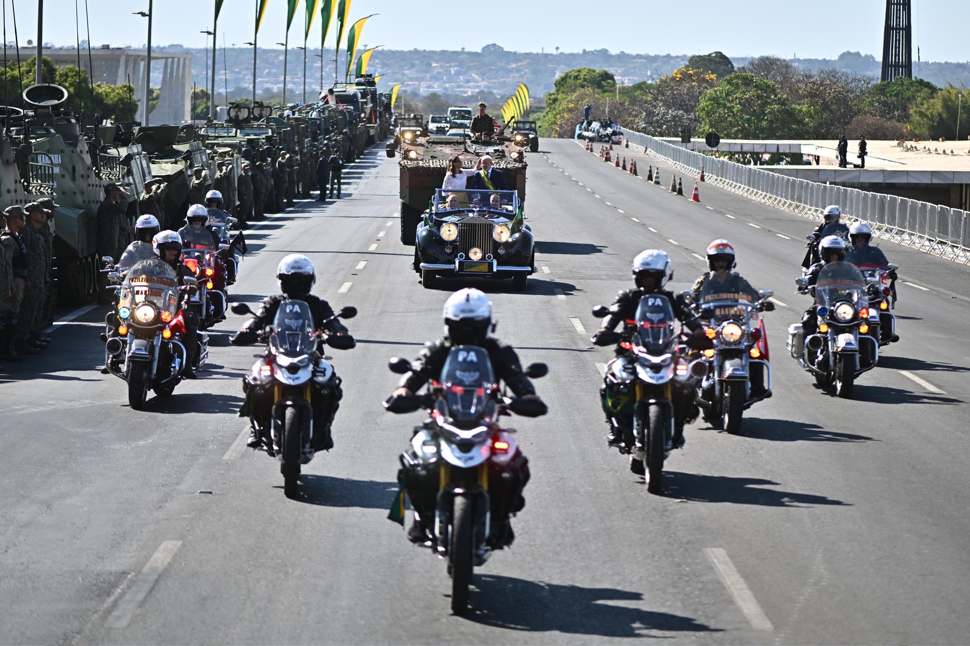 El presidente de Brasil, Luiz Inácio Lula da Silva (c-d, al fondo), al encabezar este domingo, 7 de septiembre, el desfile del Día de la Independencia de su país, en la Explanada de los Ministerios, en Brasilia (Brasil). EFE/Andre Borges
