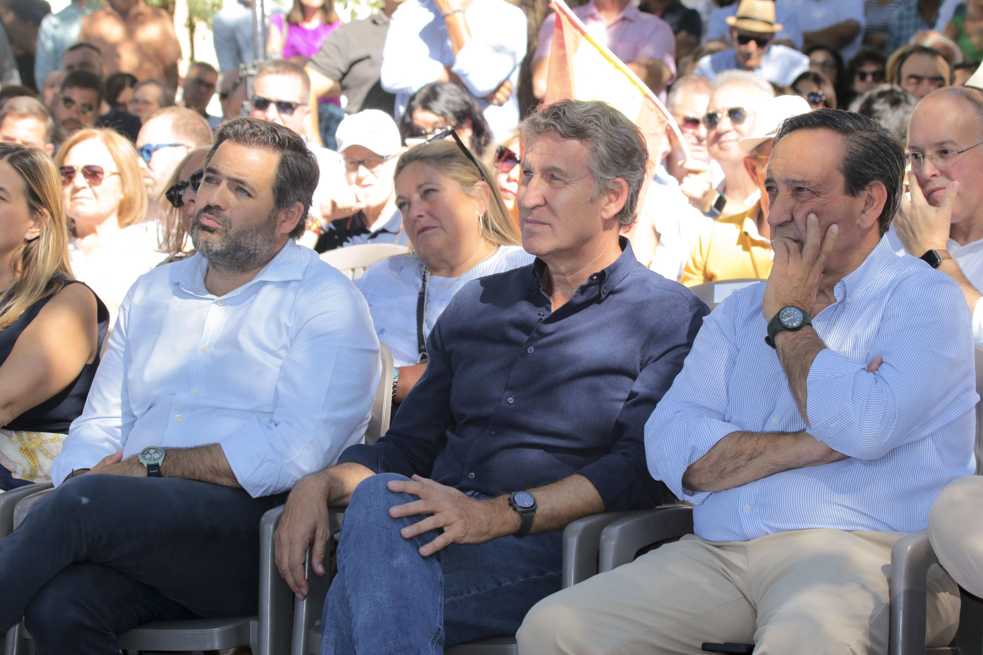 El líder del PP, Alberto Núñez Feijóo (c), acompañado por el presidente del partido en Castilla-La Mancha, Paco Núñez y el presidente de ASAJA, Pedro Barato, durante la clausura de una jornada sobre el sector primario celebrada este domingo en Membrilla (Ciudad Real). EFE/Beldad