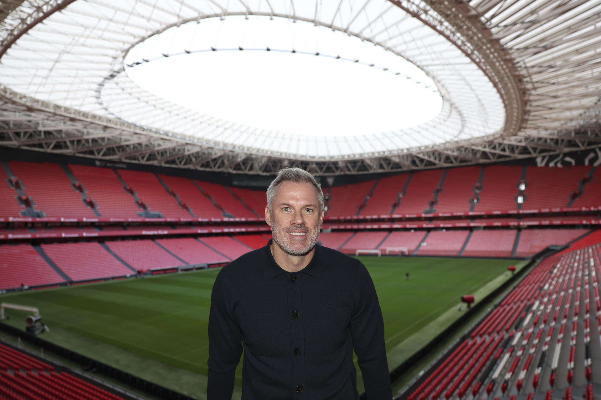 El exfutbolista inglés Jamie Carragher, leyenda del Liverpool FC posa en el campo del Athletic Club San Mamés, donde el club bilbaino le ha concedido el premio One Club Award 2025. EFE/Luis Tejido
