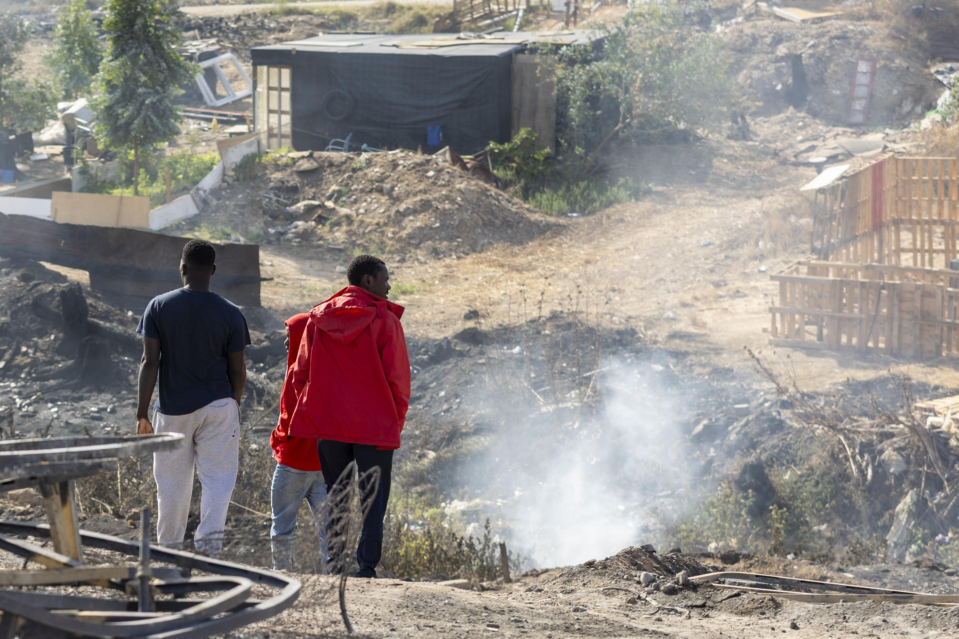 Efectivos del Consorcio Provincial de Bomberos ha actuado esta madrugada en la extinción de un incendio forestal declarado en un asentamiento de migrantes en Palos de la Frontera (Huelva) que ha afectado a unas 70 chabolas y que se ha saldado sin heridos. EFE/Alberto Díaz