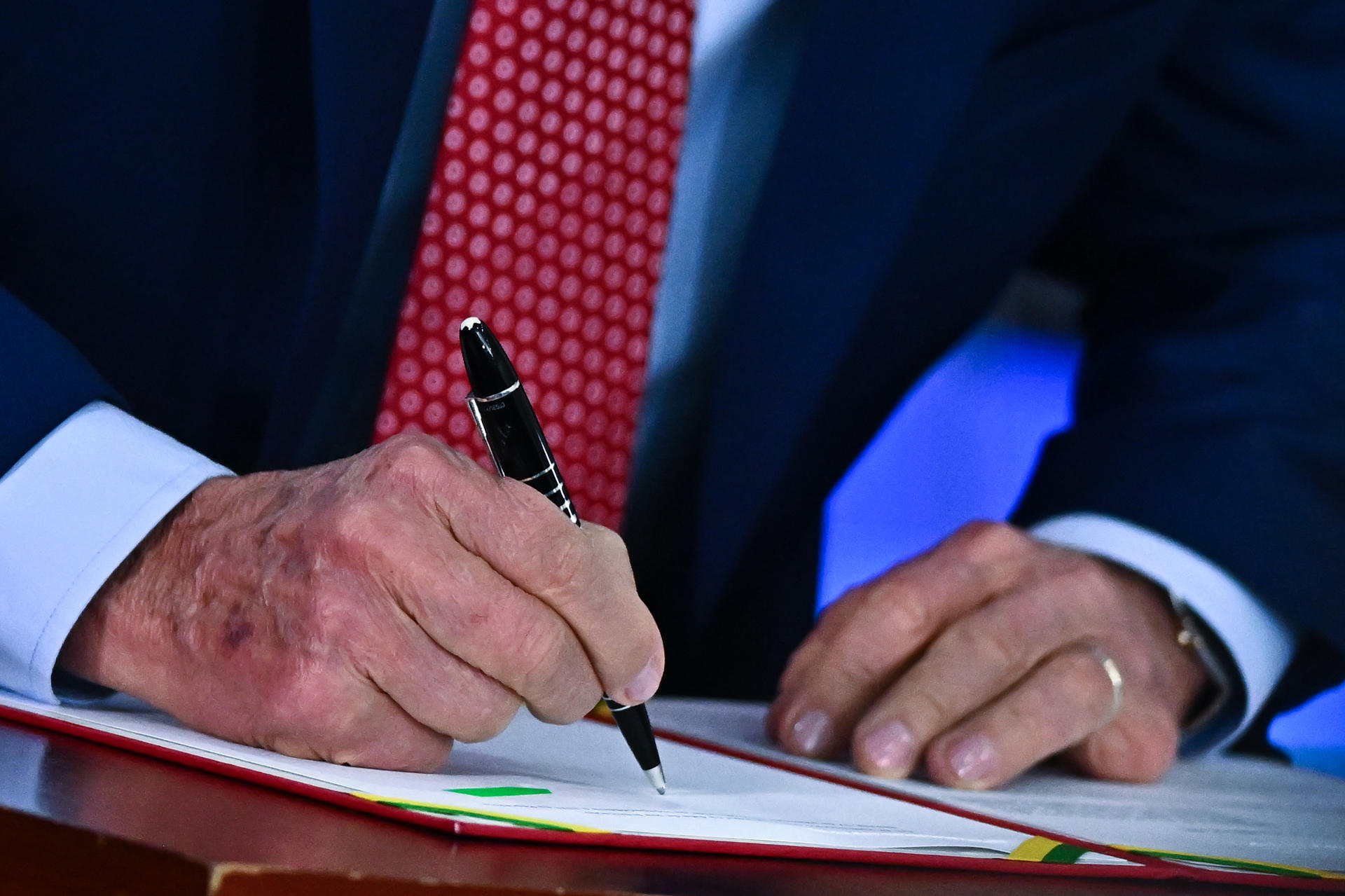 El presidente de Brasil, Luiz Inácio Lula da Silva, firma un documento durante un evento este miércoles, en el Palácio del Planalto en Brasilia (Brasil). EFE/ Andre Borges
