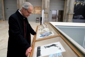 Imagen de archivo del dibujante satírico y humorista gráfico Andrés Rábago García, 'El Roto' en una exposición sobre su obra. EFE/Fernando Alvarado