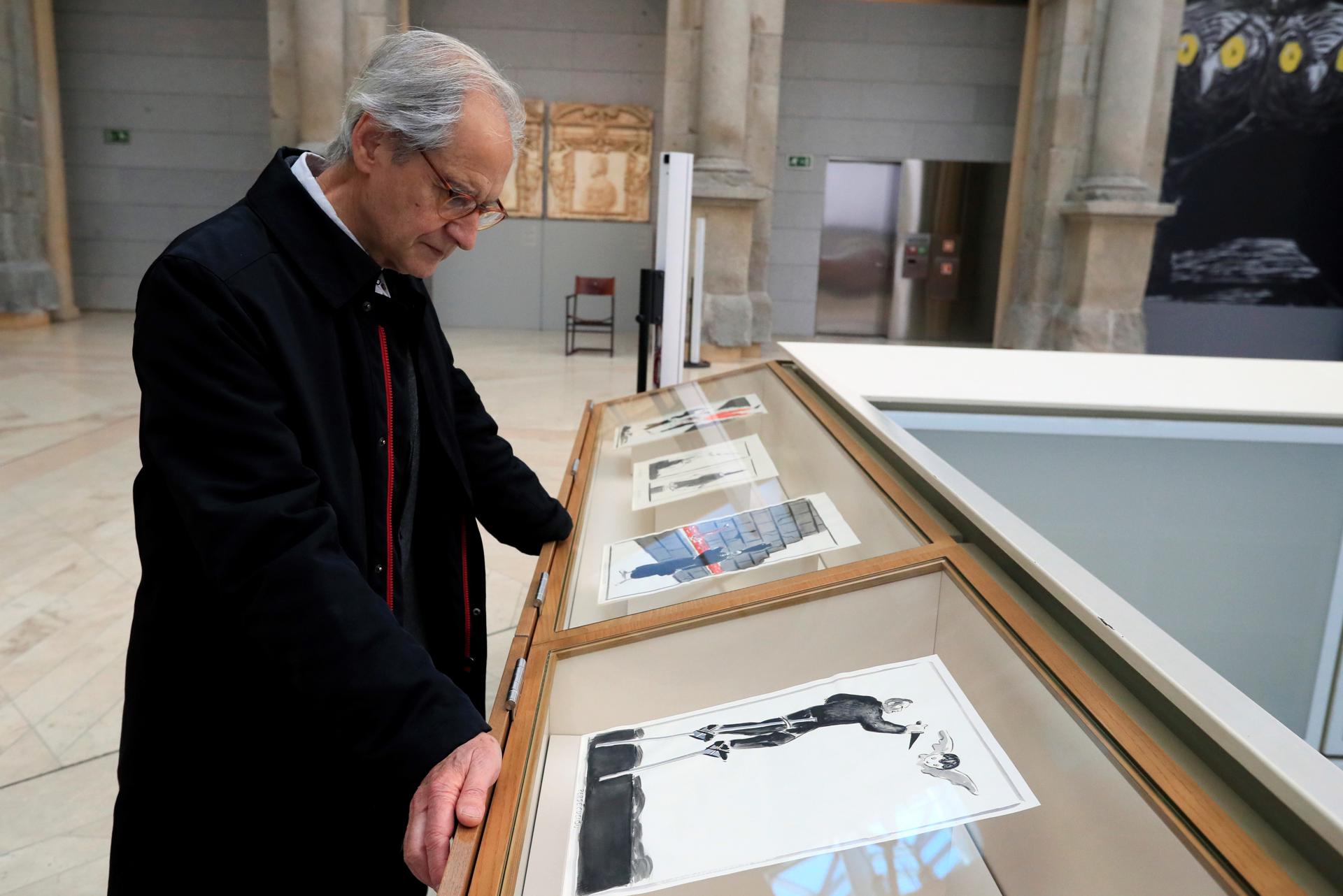 Imagen de archivo del dibujante satírico y humorista gráfico Andrés Rábago García, 'El Roto' en una exposición sobre su obra. EFE/Fernando Alvarado